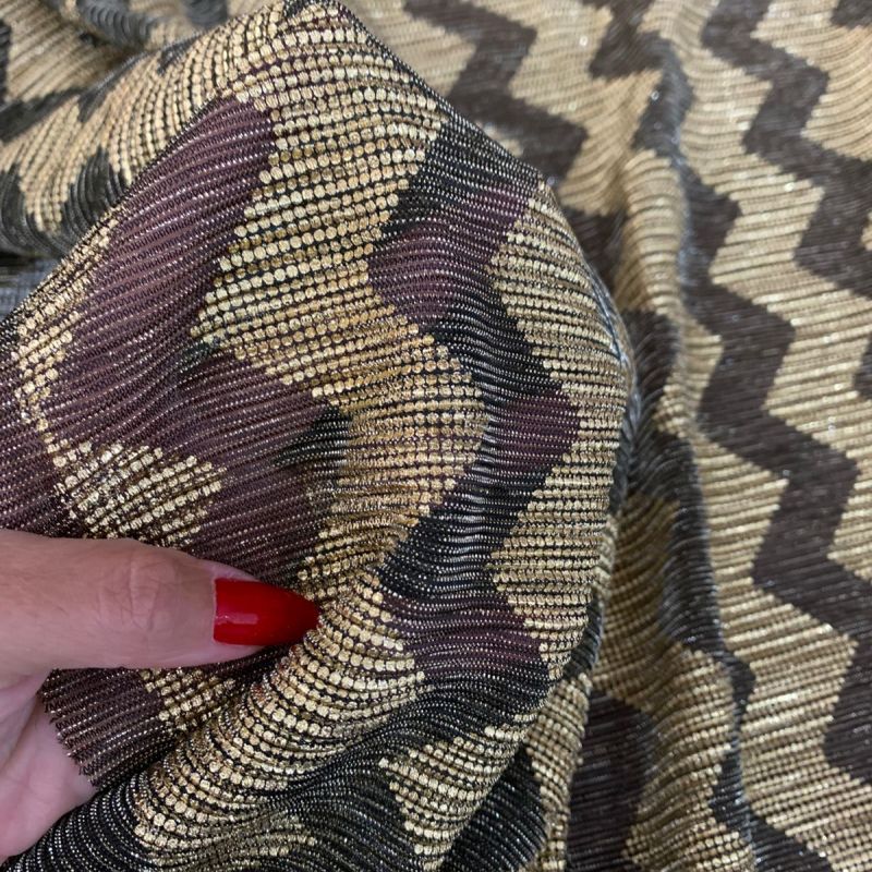 TULE PLISSADO CHEVRON FUNDO DOURADO